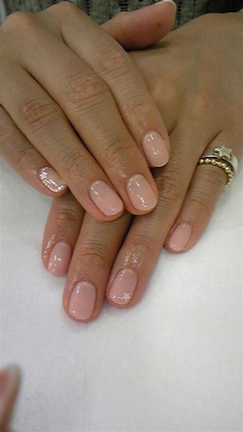 Unghie nude 2023: 3 tendenze manicure con smalto naturale。